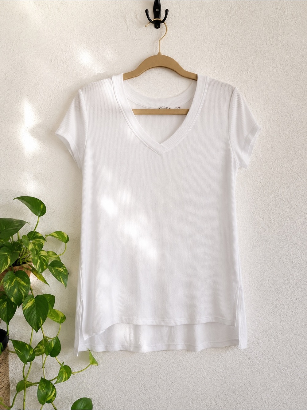 Ribbed V-Neck Side-Slit High-Low Short Sleeve T-Shirt - XS